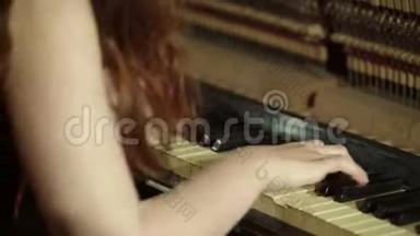 女音乐家在酒吧里弹钢琴。 基辅。 乌克兰